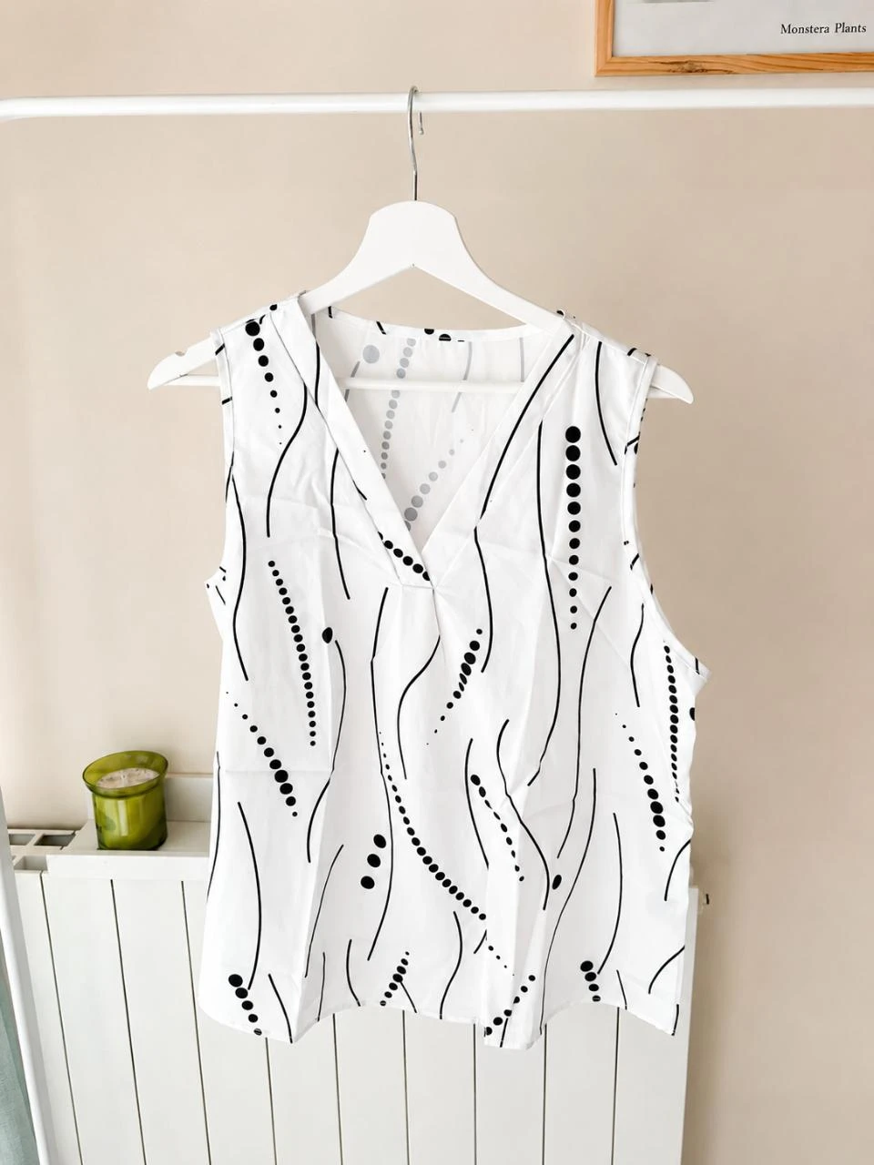 Blouse/Chemisier/Top sans manches blanche motifs graphiques noirs  Taille L Neuf